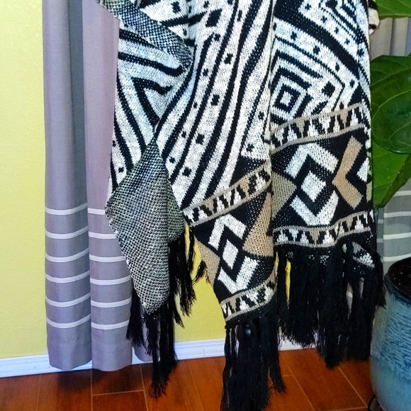 Poncho/Cardigan Sweater ❄️ - Picture 5 of 7